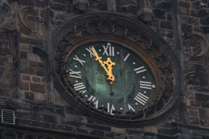 Kirchturmuhr außer Betrieb