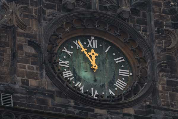 Kirchturmuhr außer Betrieb
