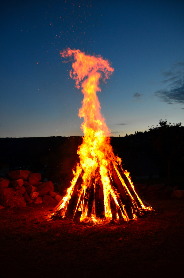 Sonnwendfeuer in der Umgebung