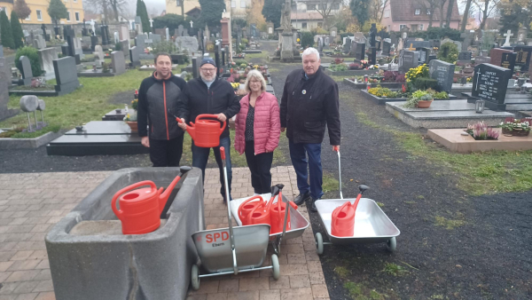 Rote Gie&szlig;kannen und Transportw&auml;gen f&uuml;r den Eberner Friedhof